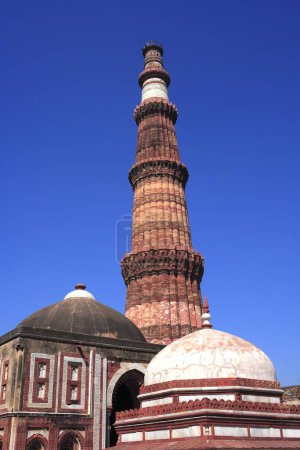 Téléchargez les photos : Alai Darwaza, tombeau de l'imam Zamins et Qutab Minar construit en 1311 tour de grès rouge, Delhi, Inde Site du patrimoine mondial de l'UNESCO - en image libre de droit