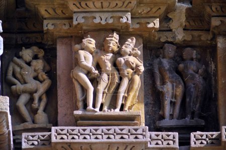 Skulpturen an der Wand des Jagadambi Tempels Khajuraho madhya pradesh india