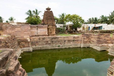 Chakra Gudi templo con pozo en Aihole, Karnataka, India