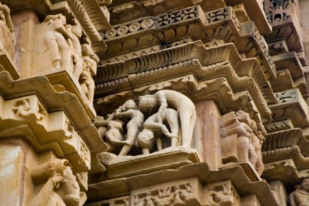 Sculpture érotique de rapports sexuels amoureux en posture animale au temple Chitragupta à Khajuraho, Madhya Pradesh, Inde