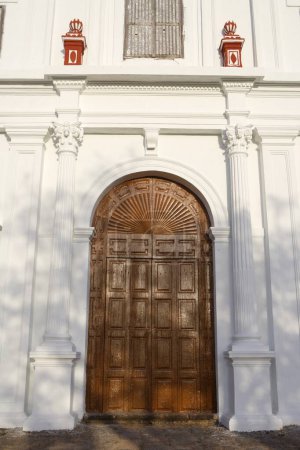Téléchargez les photos : Porte d'entrée principale, église Notre-Dame du Mont construite en 1510 après JC, site du patrimoine mondial de l'UNESCO, Old Goa, Velha Goa, Inde - en image libre de droit