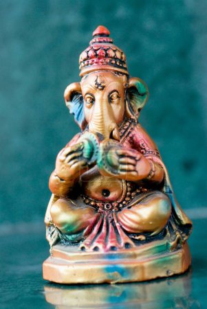 Téléchargez les photos : Lord Ganesha ganpati plâtre Idol assis jeu coloré paire de Cymbales zhanja Instrument de musique indien - en image libre de droit
