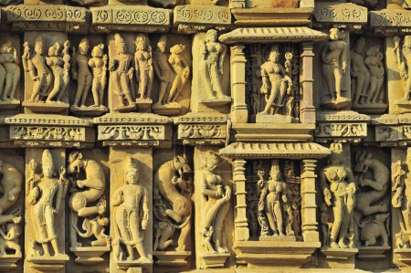 Téléchargez les photos : Mur finement sculpté du temple parsvanatha Khajuraho madhya pradesh Inde - en image libre de droit