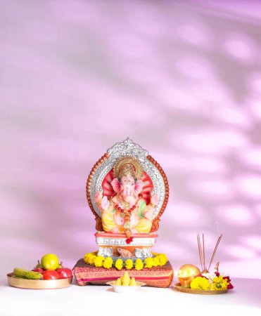 Gott Ganpati Ganpati Schöpfer montiert auf große Ratte auf Prozession von Ganesh chaturthi