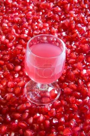 Fruta y bebida, Semillas de granada Anardana con vaso de pulpa bueno para la salud