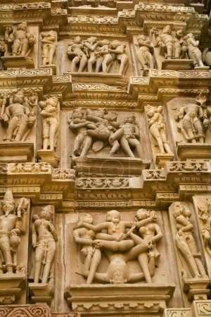 Foto de Escultura erótica en la postura del amor yantra diseñado para crear canalización de alta energía en el templo Khandariya Mahadev en Khajuraho, Madhya Pradesh, India - Imagen libre de derechos