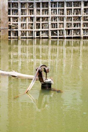 Foto de Inundación de agua de Bihar 2008 del río Kosi y bomba manual en el distrito de Purniya, Bihar, India - Imagen libre de derechos