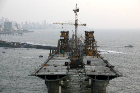 Foto de Sitio de construcción del enlace marítimo de Bandra Worli en el mar Arábigo, Bombay ahora Mumbai, Maharashtra, India - Imagen libre de derechos