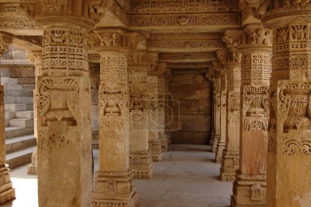 Piliers sculptés dans le temple de Patan Jain, Patan, Gujarat, Inde