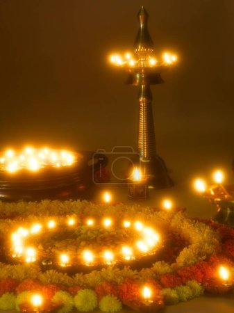 Téléchargez les photos : Lampes à huile Diyas et arrangement de fleurs pour le festival diwali ; Inde - en image libre de droit