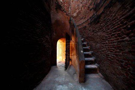 Kleine eiserne Eingangstür und Treppe des Bhadra-Forts im Jahr 1411 n. Chr., Ahmedabad, Gujarat, Indien