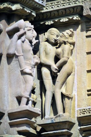Téléchargez les photos : Sculptures érotiques sur le mur du temple jagadambi Khajuraho madhya pradesh Inde - en image libre de droit