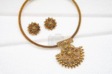Téléchargez les photos : Collier en pierre semi précieuse saphir jaune et bijoux en or avec boucles d'oreilles serti design indien traditionnel - en image libre de droit
