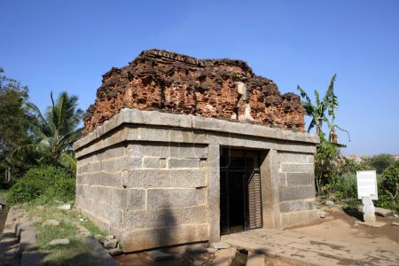 Téléchargez les photos : Badavi Linga, Sanctuaire Linga, Hampi, Vijayanagara, Patrimoine mondial de l'UNESCO, Bellary, Karnataka, Inde - en image libre de droit