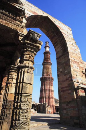 Téléchargez les photos : Mosquée Quwwat _ ul _ Islam et Qutab Minar par arche construite en 1311 tour de grès rouge, art indo-musulman, sultanat de Delhi, Delhi, Inde Site du patrimoine mondial de l'UNESCO - en image libre de droit