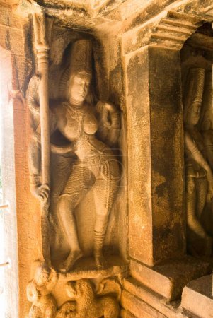 Ardhanarishvara mitad macho _ mitad hembra en el templo cueva Ravanaphadi en Aihole, Karnataka, India