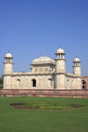 Itimad _ ud _ Daula Grab Mausoleum aus weißem Marmor gebaut von Moghul-Kaiser, Agra, Uttar Pradesh, Indien