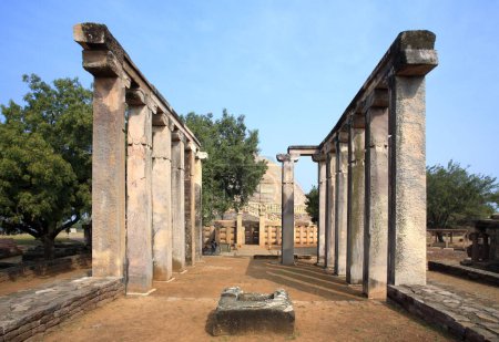 Téléchargez les photos : 7 ème siècle après JC avec salle de prière Chaitya ou salle de réunion de style grec au sud du stupa 1, Sanchi près de Bhopal, Madhya Pradesh, Inde - en image libre de droit