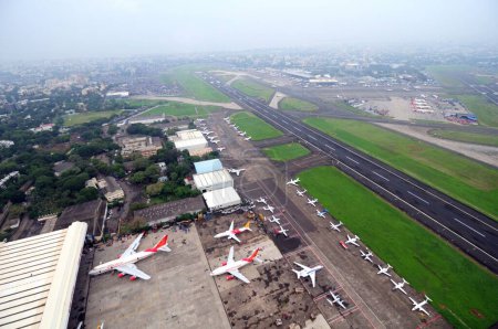 Foto de Vista aérea del hangar de pista de aire india en el aeropuerto internacional de chhatrapati shivaji, Sahar, Bombay Mumbai, Maharashtra, India - Imagen libre de derechos