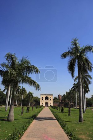 Foto de Puerta de Bu Halima llevó a la tumba _ jardín de Bu Halima en el complejo de tumbas Humayuns, Delhi, India Patrimonio de la Humanidad por la UNESCO - Imagen libre de derechos