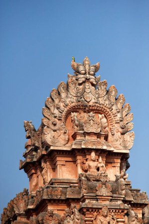 Téléchargez les photos : Sculpture de dieu et de déesses au sommet du temple krishna, Hampi, Karnataka, Inde - en image libre de droit