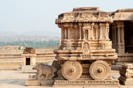 Char décoré en pierre dans le temple vittal, Hampi, Karnataka, Inde
