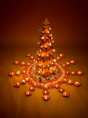 Diyas y arreglo de flores para el festival de diwali; India