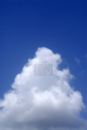Foto de Nubes blancas y cielo azul en Bombay Mumbai, Maharashtra, India - Imagen libre de derechos