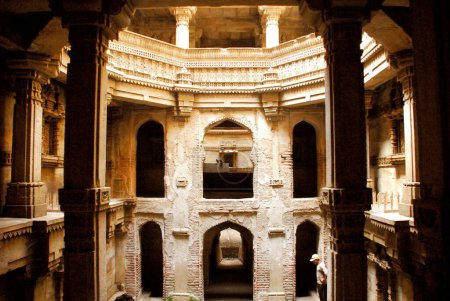 Depósitos subterráneos de almacenamiento múltiple arqueológico e histórico Stapes Well Adalaj Vaw Bu, Gujarat, India