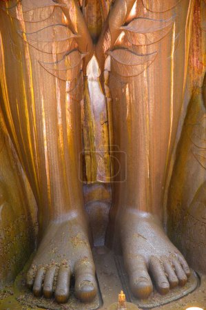 Téléchargez les photos : Pied de 57 pieds de haut statue du seigneur Bahubali connu sous le nom de Gomateshvara dans Mahamasthakabisheka célébration, Sravanabelagola dans le district de Hassan du Karnataka, Inde - en image libre de droit