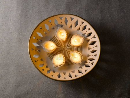 Foto de Nueva decoración de lámparas de aceite de estilo durante el festival diwali; India - Imagen libre de derechos