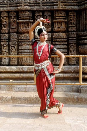 Foto de Bailarina interpretando danza odissi tradicional clásica en Konarak Sun temple, Konarak, Orissa - Imagen libre de derechos