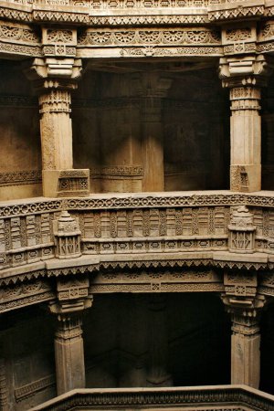 Adalaj Vava paso bien construido por la reina Rudabai siete _ storied estructura, Ahmedabad, Gujarat, India Patrimonio sitio
