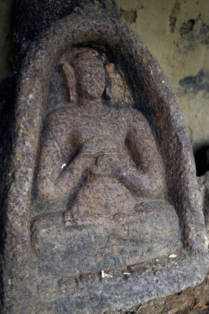 Téléchargez les photos : Statue de Bouddha en ruine dans le patrimoine Bouddhiste fouillé site, Langudi, Orissa, Inde - en image libre de droit