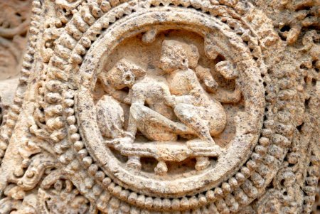 Foto de Estatuas eróticas arruinadas sobre la rueda del templo Konarak Sun, Konarak, Bhubaneswar, Orissa, India Patrimonio de la Humanidad - Imagen libre de derechos