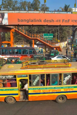 Téléchargez les photos : Circulation à pied sur le pont Mirpur road, Dhanmondi, Dacca, Bangladesh - en image libre de droit