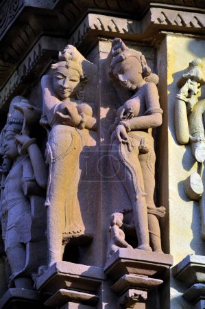 apsara und nayika berühren brust kandariya mahadeva tempel Khajuraho madhya pradesh indien