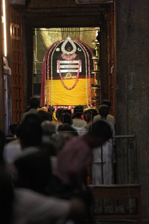 Téléchargez les photos : Énorme shivlinga de Brihadishwara Temple Vishwakarma Tamilnadu Inde - en image libre de droit