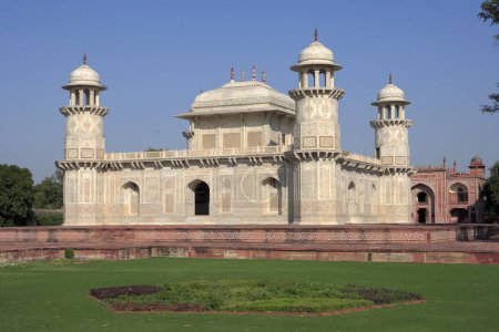 Itimad _ ud _ Daula Grab Mausoleum aus weißem Marmor zwischen 1600 und 1700 von Moghul-Kaiser, Agra, Uttar Pradesh, Indien