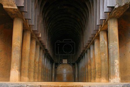 Téléchargez les photos : Stupa bouddhiste et piliers dans les grottes de Bhaja au 2ème siècle B.C. , Lonavala, Maharashtra, Inde - en image libre de droit