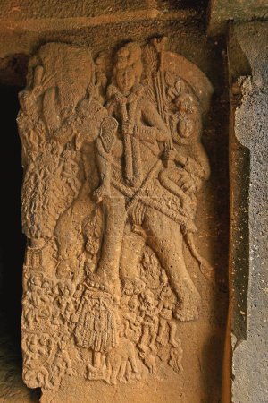 Skulptur, die im 2. Jahrhundert v. Chr. in Höhlen von Bhaja in die Wand geschnitzt wurde , Lonavala, Maharashtra, Indien