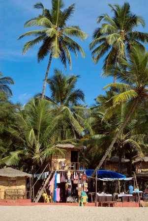 Téléchargez les photos : Cabanes et magasins vendant des sacs et accessoires sous les cocotiers à la plage de Palolem, Goa, Inde - en image libre de droit