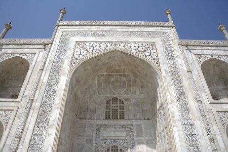 Foto de Enorme arco del Taj Mahal Séptimas Maravillas del Mundo, Agra, Uttar Pradesh, India Patrimonio de la Humanidad por la UNESCO - Imagen libre de derechos