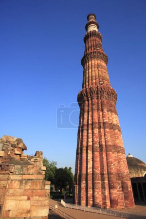 Téléchargez les photos : Qutab Minar construit en 1311 tour de grès rouge, art indo-musulman, sultanat de Delhi, Delhi, Inde Site du patrimoine mondial de l'UNESCO - en image libre de droit