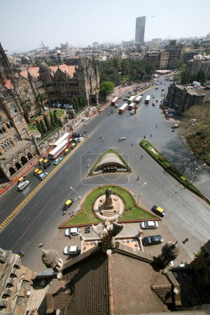 Téléchargez les photos : Trafic et statue de Sir Pherozeshah M Mehta, Bombay Mumbai, Maharashtra, Inde - en image libre de droit