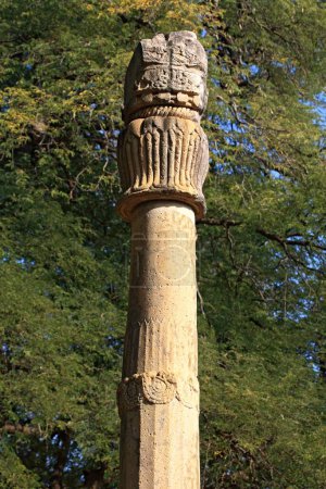 Baba colonne ou khamb érigé en 150 av. J.-C. par Héliodoros grec en l'honneur du dieu Vasudeva situé près de Vidisha à environ 70 km de Bhopal, Madhya Pradesh, Inde