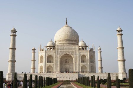 Téléchargez les photos : Taj Mahal avec jardin et étang Septième merveilles du monde, Agra, Uttar Pradesh, Inde Patrimoine mondial de l'UNESCO - en image libre de droit