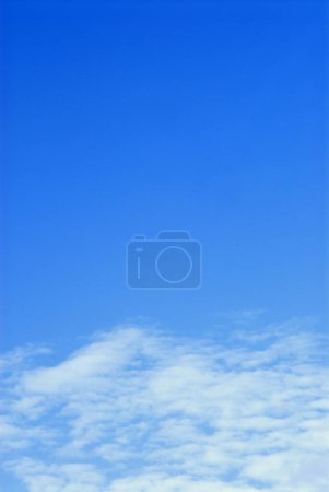Téléchargez les photos : Nuages blancs au fond et ciel bleu à Pune, Maharashtra, Inde, Asie - en image libre de droit