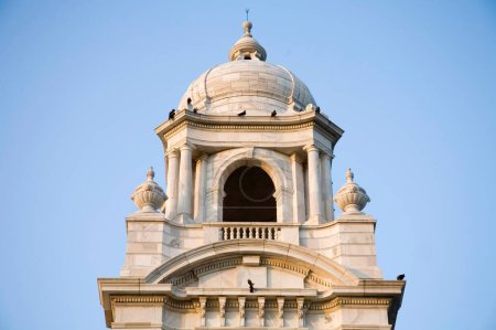 Foto de Victoria monumento impresionante recordatorio de la cúpula Raj británica con la estatua del ángel en movimiento, Calcuta ahora Calcuta, Bengala Occidental, India - Imagen libre de derechos