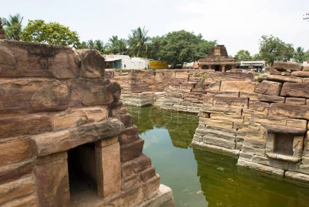 Téléchargez les photos : Temple Chakra Gudi avec puits à Aihole, Karnataka, Inde - en image libre de droit